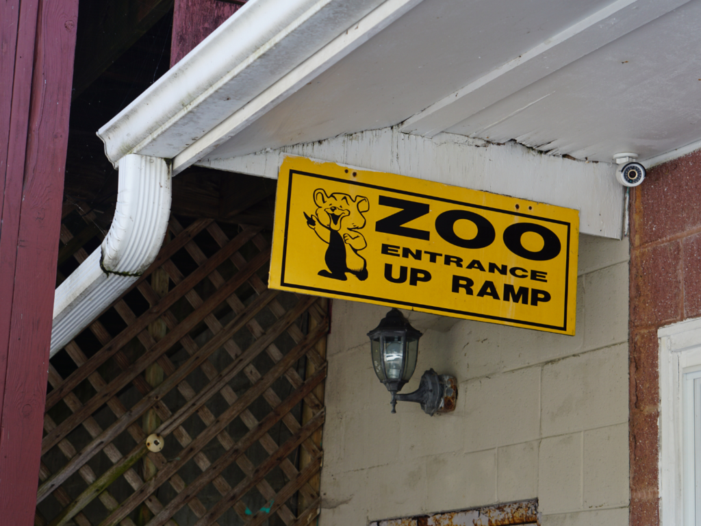 Entrance sign to Cherokee Bear Zoo